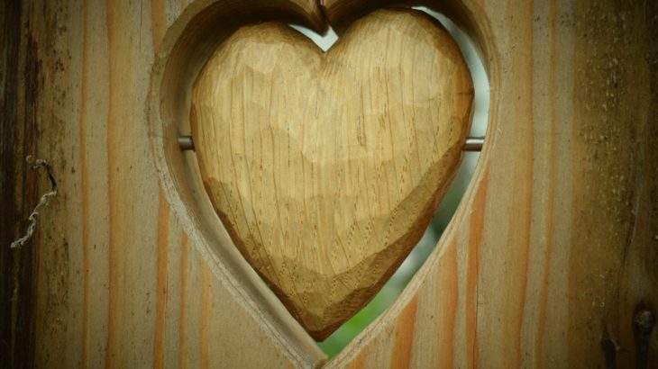 友人以上にあなたのことを好きだが認めるのが怖くてできないサインとは（２/７）