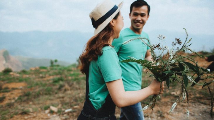 彼の密かな想いを示す１７のボディランゲージ（５/６）の画像